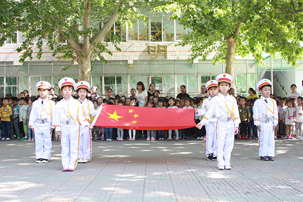 市实验幼儿园举行升旗仪式